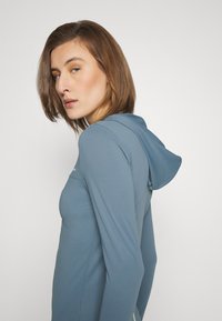 ONLY Play ONPMILA LIFE HOOD TOP - Tréningová bunda - blue mirage