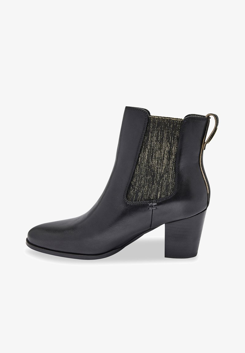 Botín de cuero negro hasta el tobillo con un panel de tela dorada texturizada, punta redonda y un tacón grueso. Presenta lados elásticos y una lengüeta.