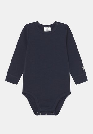 Navy blue vauvan pitkähihoinen body, joka on valmistettu pehmeästä kankaasta. Bodyssa on nepparit olkapäällä ja pohjassa, mikä helpottaa pukeutumista.