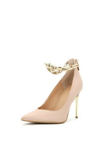 Décolleté rosa nudo con punta affusolata e catena dorata attorno alla caviglia. Presenta una finitura in pelle lucida e un tacco a stiletto metallico.