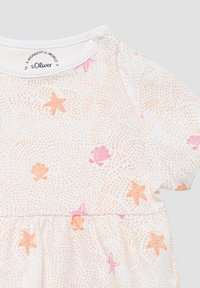 Weißes Kurzarmkleid mit orangefarbenen und rosa Seesternen und Muschelmustern. Es hat einen runden Halsausschnitt und Druckknöpfe an einer Schulter.