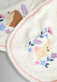 Bavlnená detská deka s pastelovými bodkami, zdobená vyšívanými motívmi ježa a králika, obklopená kvetinovými vzormi a ružovým lemom.