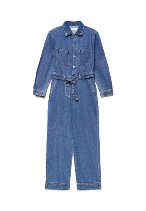 Combinaison en denim à manches longues, col, deux poches poitrine, ceinture à la taille, et coupe pantalon large, dans une teinte bleu moyen.