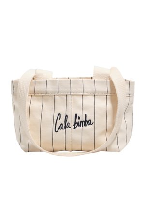 Bolsa tote de lona color crema con finas rayas negras verticales y "Cala bimba" bordado en negro, con dos correas de hombro anchas.