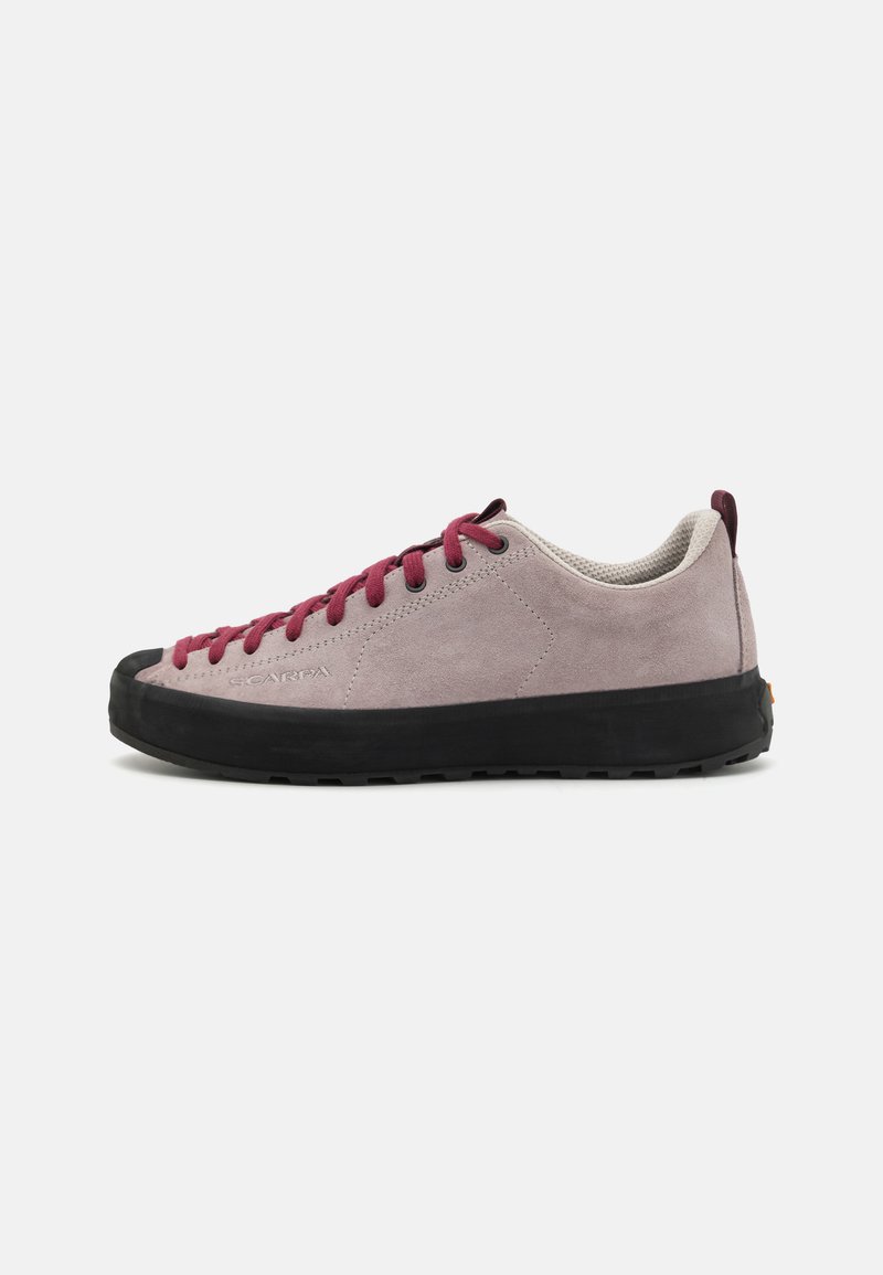 Suedesneakers i lyserosa med burgunder snørebånd og detaljer. Sort gummitåhette og såle. Teksturert innvendig fôr. Lavprofil design.