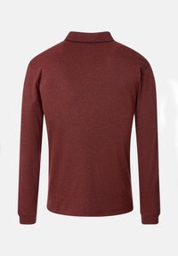 Langärmliges Poloshirt aus dunkelrotem strukturiertem Stoff mit klassischem Kragen und gerippten Bündchen, das ein dezentes, tonales Muster aufweist.