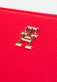 Tommy Hilfiger ESSENTIAL  - Portemonnee - fierce red