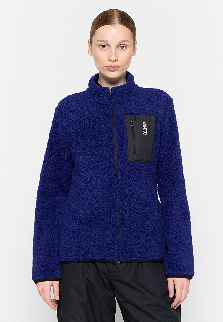 Giacca in pile blu navy con colletto alto, chiusura a zip completa e tasca sul petto con zip nera con il logo "COLMAR".