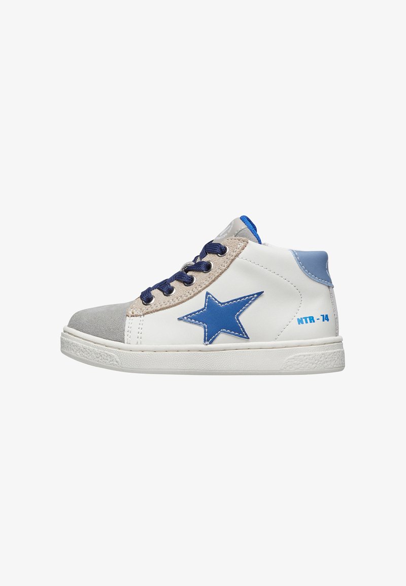 Hochformat-Sneaker mit einem oberen Teil aus weißem Leder, grauem Wildleder an der Zehe, blauen Sternakzenten, blauer Fersenschlaufe und navy-blauen Schnürsenkeln. Gummiaußensohle.