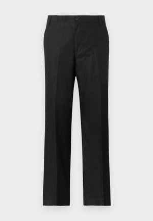 Sorte bukser med lige ben, taljebånd, bæltestropper, frontknap og lynlås, vist mod en hvid baggrund.