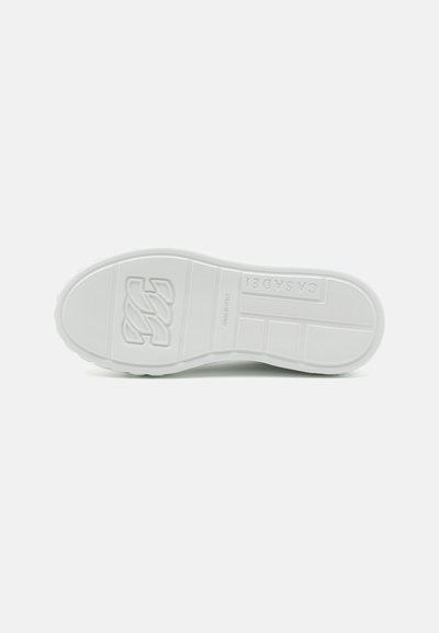 Semelle de sneaker blanche en caoutchouc texturé pour une bonne adhérence, présentant un logo proéminent et des zones segmentées pour la flexibilité. Fini lisse avec des détails subtils.