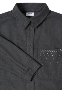 Grauhemden mit Kragen, mit einem strukturierten Stoff und einer Brusttasche, die mit silbernen Pailletten in einem Farbverlaufsmuster verziert ist.