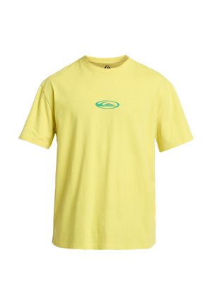 T-shirt jaune à manches courtes avec col rond, petit logo ovale bleu sarcelle et rose centré sur la poitrine, fond uni.