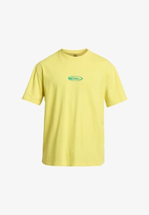 T-shirt jaune à manches courtes avec col rond, petit logo ovale bleu sarcelle et rose centré sur la poitrine, fond uni.