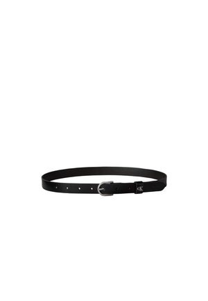 Cintura in pelle nera con fibbia argentata e piccolo logo "cK" vicino alla chiusura, mostrata su sfondo bianco.
