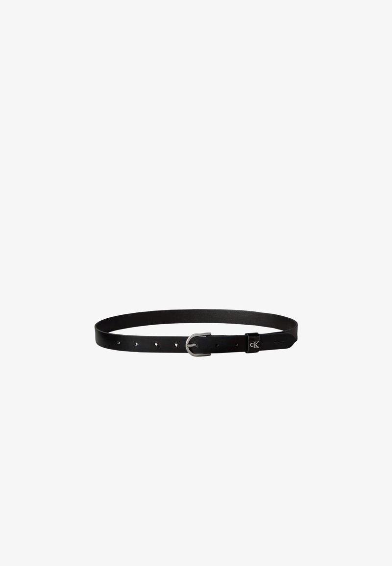 Ceinture en cuir noir avec boucle argentée et petit logo "cK" près de la fermeture, présentée sur fond blanc.