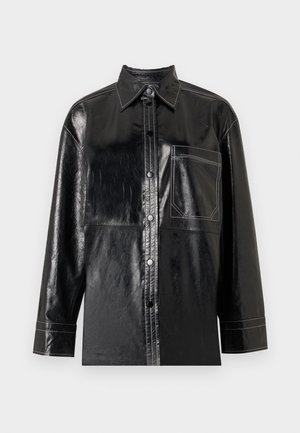 Camisa preta brilhante de couro sintético com fecho de botões, costuras brancas e um único bolso no peito, mangas longas e colarinho pontudo.