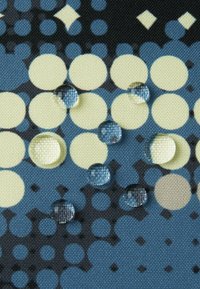 Textil mit einem Muster aus sich überlappenden Kreisen in Beige, Blau und Schwarz, mit klaren Tropfen, die auf der Oberfläche ruhen und die Textur hervorheben.