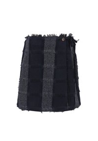 Marineblauwe en grijze geweven stoffen tas met een gestructureerde, franje-afwerking en een knoopsluiting, met een rechthoekige vorm en een stijlvolle uitstraling.