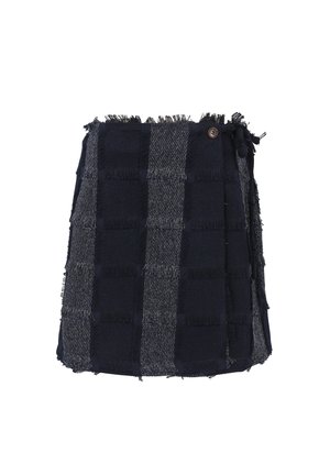 Sac tissé en bleu marine et gris avec une finition texturée et frangée, fermant par bouton, de forme rectangulaire et au design élégant.