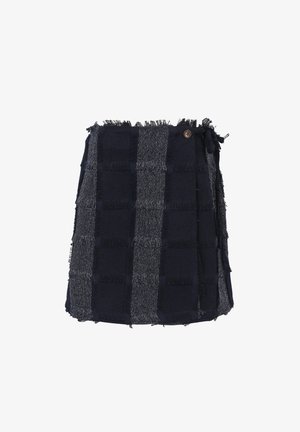 Sac tissé en bleu marine et gris avec une finition texturée et frangée, fermant par bouton, de forme rectangulaire et au design élégant.