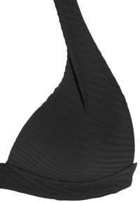 Černý trojúhelníkový bikini top s žebrovanou texturou, tenkými ramínky a bezešvým vnitřním pásem. Obsahuje jemnou křivku v designu pro lepší přizpůsobení.