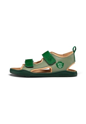 Sandalo verde per bambini con due cinturini in velcro, design aperto, tomaia in pelle verde chiaro e suola in gomma con dettaglio logo.