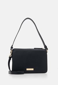 Sac bandoulière en cuir noir avec une texture lisse, une forme rectangulaire et des accessoires dorés. Comprend une sangle réglable et un détail de logo.