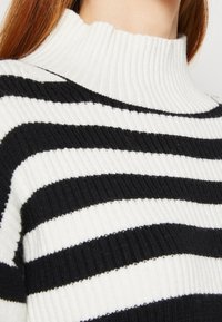 Marks & Spencer Trui - black