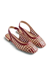 Zapatos planos slingback tejidos en beige y rojo oscuro con punteras cerradas redondeadas y tacones bajos sobre un fondo blanco.