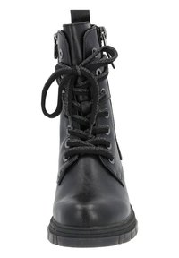 Bottine noire en cuir avec bout rond, lacets à l'avant et fermeture éclair sur le côté. Surface texturée, semelle en caoutchouc et œillets en métal.