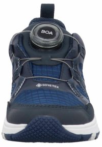 Scarpa sportiva blu navy con tomaia texturizzata, marchio GORE-TEX, sistema di laccio BOA e suola bianca con modelli di grip.