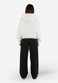 Pegador CLARITA - Felpa - washed warm white/black