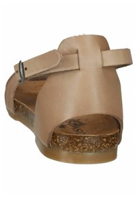 Sandal in pelle marrone chiaro con cinturino posteriore e fibbia argentata, dotato di una soletta in sughero e una suola marrone strutturata.