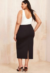 Curves Like These BUTTON FRONT SCUBA - Puzdrová sukňa - black
