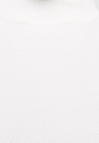 Tessuto bianco texturizzato con motivo a nido d'ape, che enfatizza la traspirabilità e il design leggero, adatto per abbigliamento o tappezzeria.