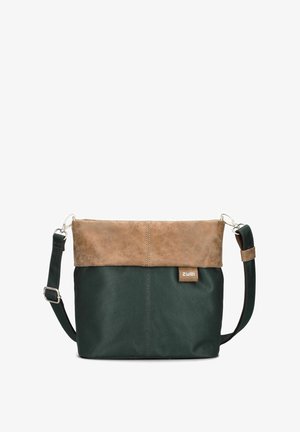 Bolso de lona verde con parte superior de ante sintético marrón, correa ajustable y etiqueta de logo lateral. Presenta una textura suave y forma rectangular.