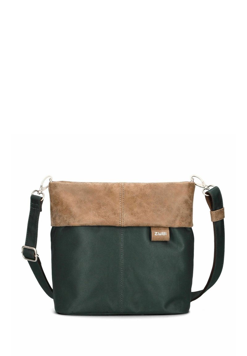 Borsa in canvas verde con parte superiore in finta suede marrone, tracolla regolabile e targhetta con logo laterale. Presenta una texture morbida e una forma rettangolare.