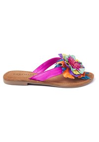 Chanclas coloridas con tiras de satén rosa y una decoración de flores multicolores. Plantilla marrón texturizada con suela plana.