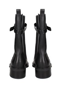 Zwarte leren enkellaarzen met een gladde textuur, voorzien van zijlussen en een gestapelde hak. Het ontwerp bevat zichtbare stiksels en geen versieringen.