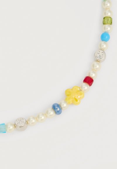 Κολιέ με λευκές πέρλες και πολύχρωμες χάντρες, συμπεριλαμβανομένων μπλε, κόκκινων, πράσινων, ασημί και μια χάντρα σε σχήμα κίτρινου λουλουδιού.