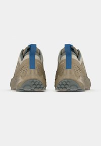 Αθλητικά παπούτσια με χρωματισμό σε μπεζ, κρεμ και μπλε αποχρώσεις· επάνω μέρος από διαπνέον πλέγμα· υφή στη σόλα από καουτσούκ· εμφανές ταμπελάκι στο πίσω μέρος για εύκολη φόρτιση.