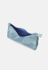 Niebieska torebka typu clutch z zamknięciem na zamek błyskawiczny, srebrnymi akcentami i kontrastowym niebieskim wnętrzem. Charakteryzuje się zwężającym się kształtem oraz zewnętrzną kieszenią.