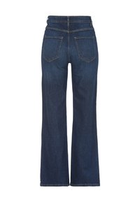 Tummansiniset farkut leveällä lahkeella ja korkealla vyötäröllä, joissa on kaksi takataskua ja näkyviä ompeleita saumoissa. Sileä pinta, rento muotoilu.