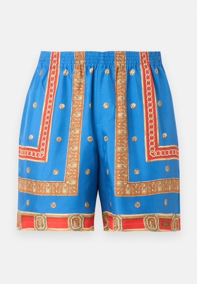 Μπλε σορτς με σχέδια από χρυσά νομίσματα και αλυσίδες, κόκκινες και χρυσές περίτεχνες μπάντες και ελαστική μέση.