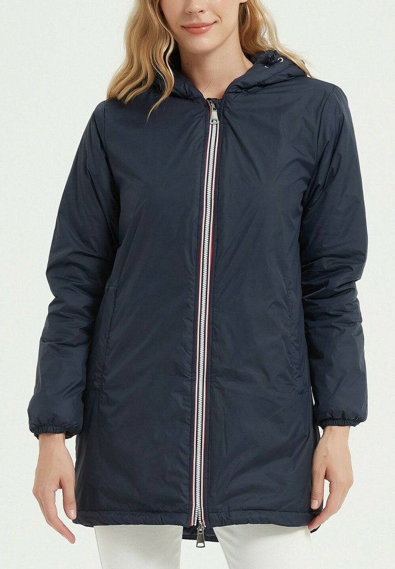 Veste à capuche bleu marine avec une fermeture éclair à l'avant, des poignets élastiques et un design droit. Présente un détail de fermeture éclair rouge et blanc contrastant.