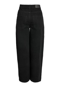 Φαρδές μαύρες τζιν παντελόνες με ψηλή μέση. Διαθέτουν δύο πίσω τσέπες και υφή στο ύφασμα. Μινιμαλιστικός σχεδιασμός χωρίς ορατά εξαρτήματα.