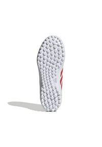 Suela blanca de zapato de fútbol con un patrón de agarre texturizado, que presenta rayas de acento rojas en el costado y un diseño de punta redondeada.