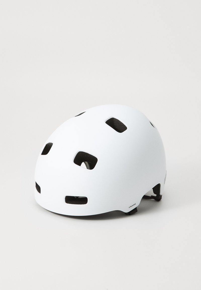 Casco bianco realizzato in plastica dura, dotato di fori di ventilazione e finitura opaca. Include imbottiture marroni e cinturini regolabili per una vestibilità perfetta.