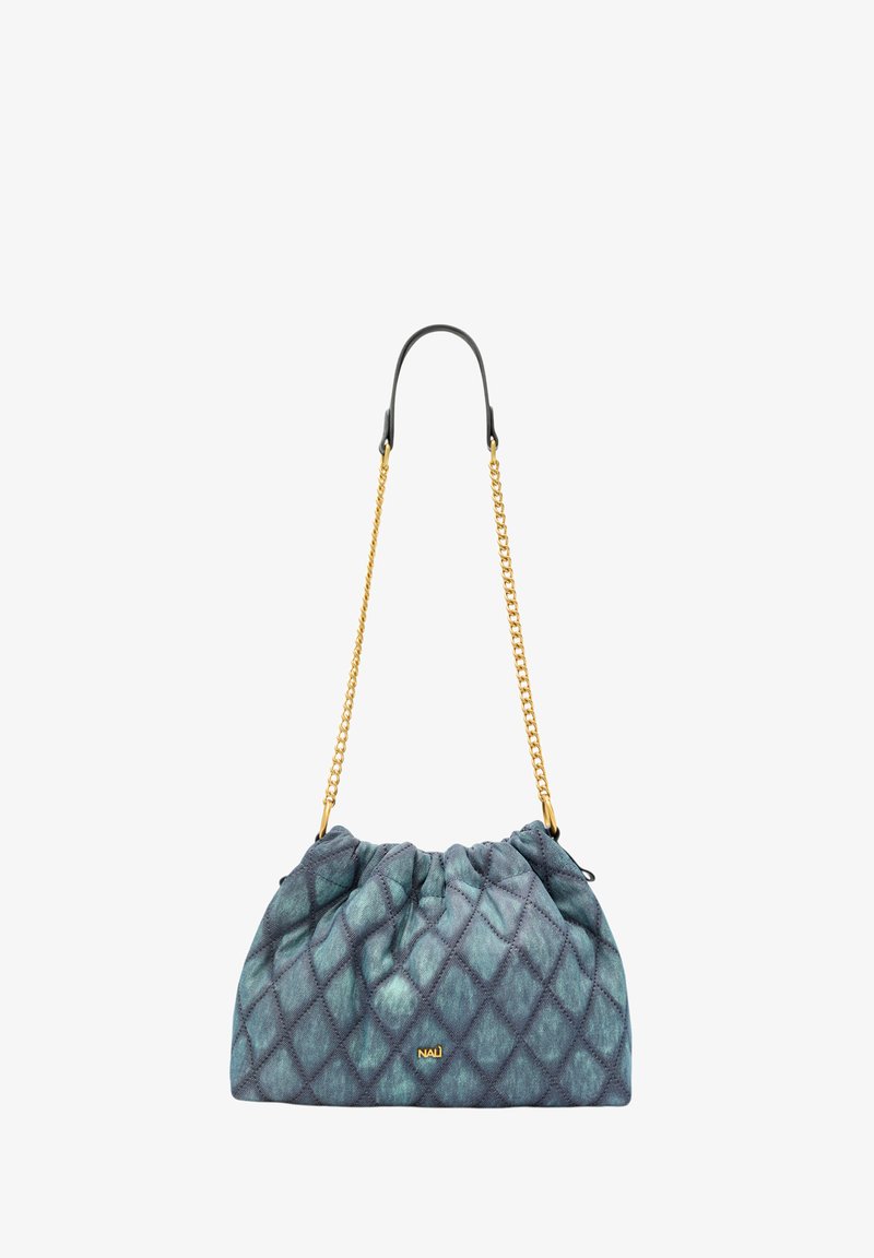 Bolso de mano acolchado en tonos azules y verdes, con un cierre de cordón en la parte superior, correa de cadena dorada y sutil motivo de diamante.